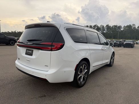 Used 2024 Chrysler Pacifica Pinnacle AWD/4WD image 6