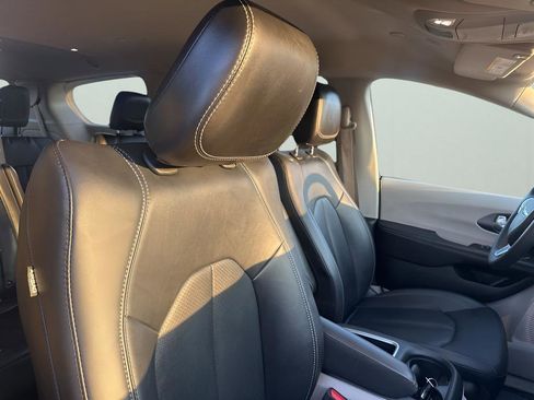 Certified 2024 Chrysler Pacifica Touring-L image 15