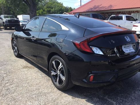 Used 2017 Honda Civic Touring image 4