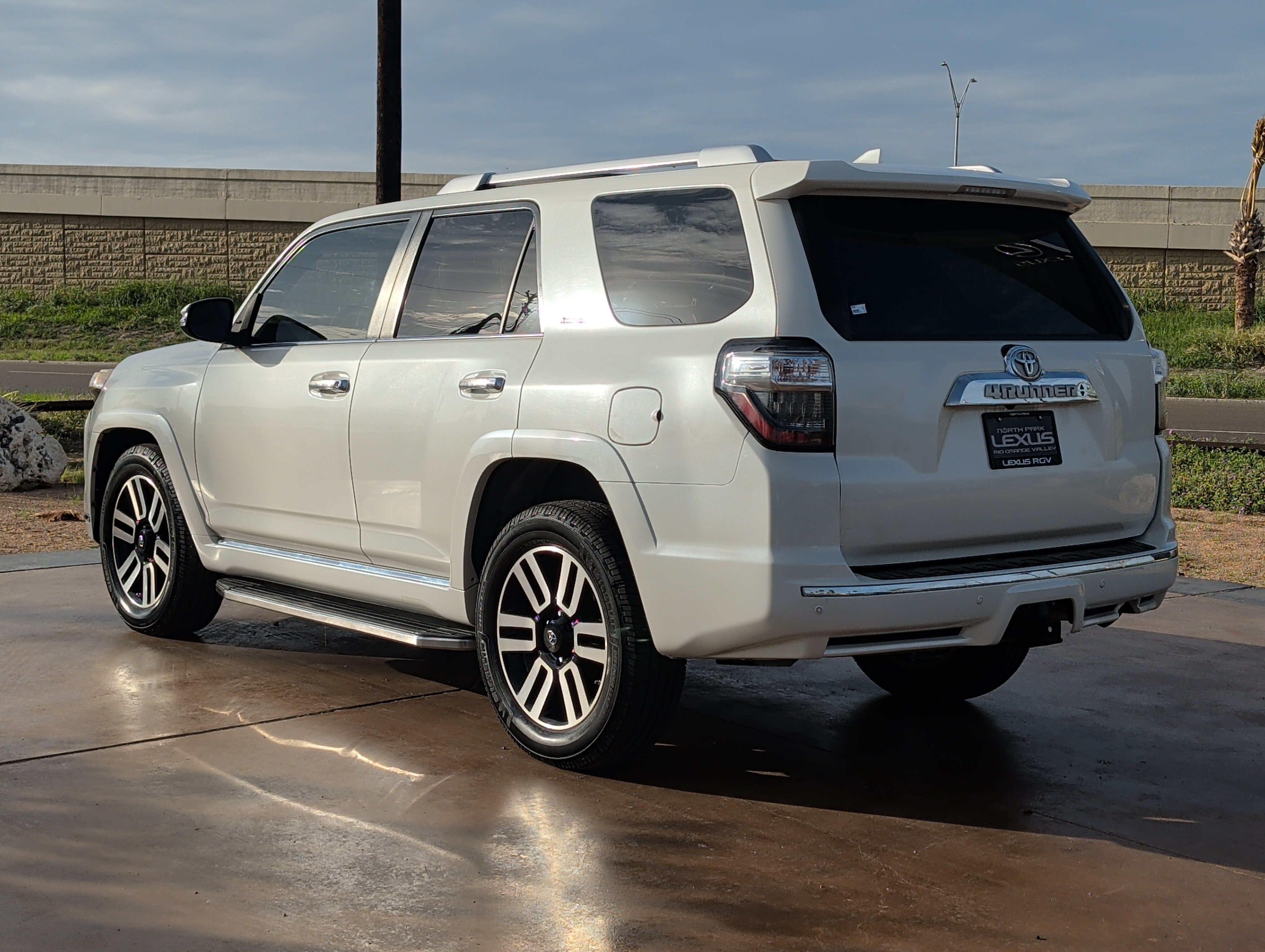 Used 2017 Toyota 4Runner Limited RWD image 4