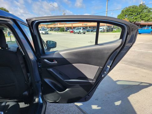 Used 2016 MAZDA MAZDA3 i Sport FWD image 10