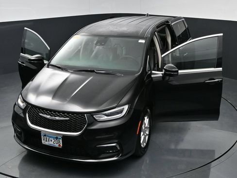 Used 2024 Chrysler Pacifica Touring-L FWD image 38