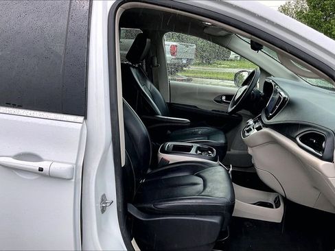 Used 2023 Chrysler Pacifica Touring-L FWD image 7