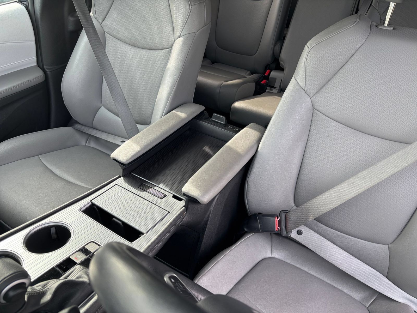 Used 2025 Toyota Sienna XLE FWD image 38