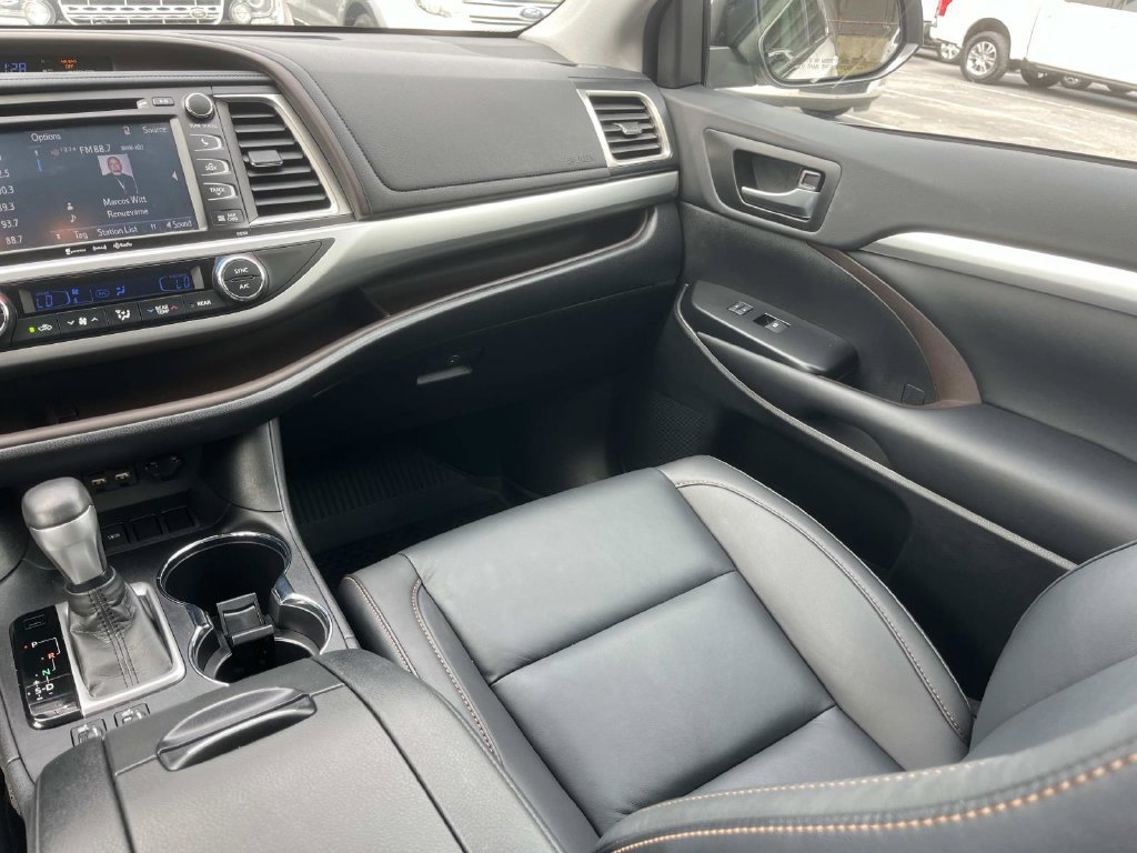 Used 2019 Toyota Highlander XLE FWD image 19