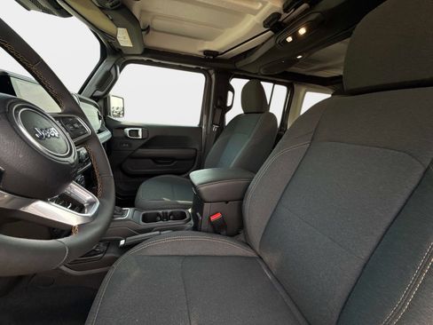 New 2025 Jeep Wrangler Sahara w/ Technology Group AWD/4WD image 21