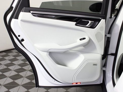 Certified 2025 Porsche Macan image 34