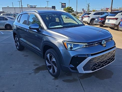 New 2026 Volkswagen Taos SE image 3