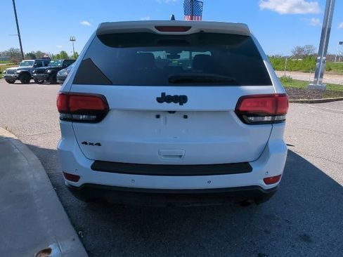 Used 2019 Jeep Grand Cherokee Laredo AWD/4WD image 29