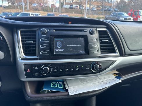 Used 2016 Toyota Highlander LE image 10
