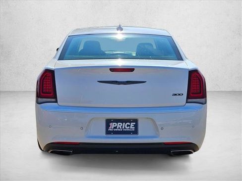 Used 2022 Chrysler 300 Touring L w/ Comfort Group RWD image 7