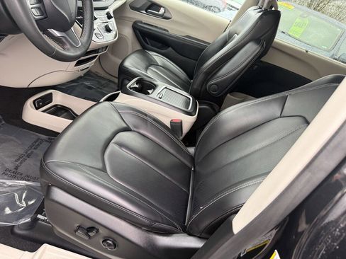 Used 2023 Chrysler Pacifica Touring-L image 7