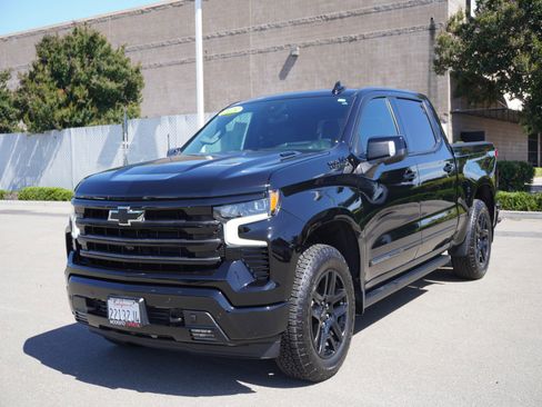 Used 2025 Chevrolet Silverado 1500 High Country w/ Midnight Edition AWD/4WD image 5
