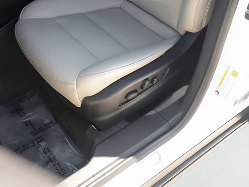 Used 2023 Cadillac XT4 Luxury w/ Cold Weather Package FWD image 9