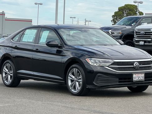Used 2024 Volkswagen Jetta SE w/ Panoramic Sunroof Package FWD image 5