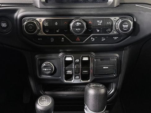 Used 2019 Jeep Wrangler Unlimited Sahara w/ Dual Top Group AWD/4WD image 23