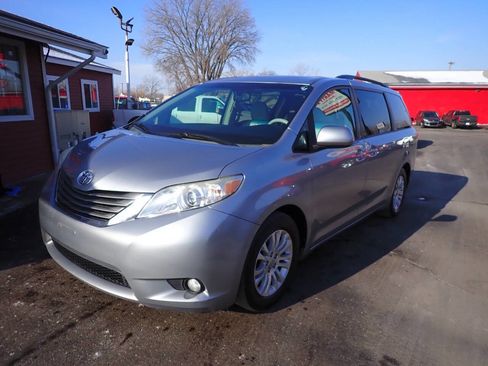 Used 2013 Toyota Sienna XLE image 3