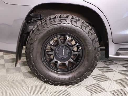 Used 2017 Lexus LX 570 4WD image 22