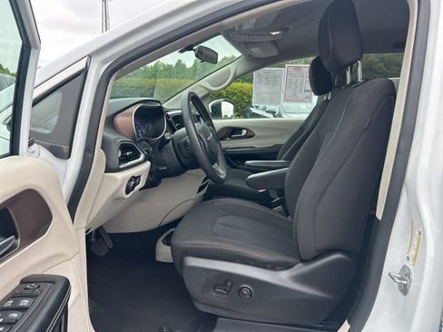 Used 2022 Chrysler Voyager LX FWD image 16
