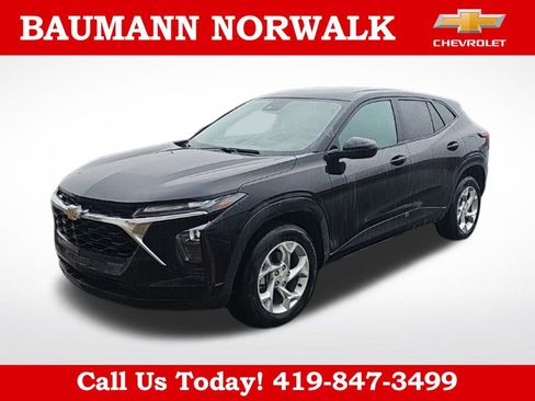 Used 2025 Chevrolet Trax LS w/ LS Convenience Package FWD image 3