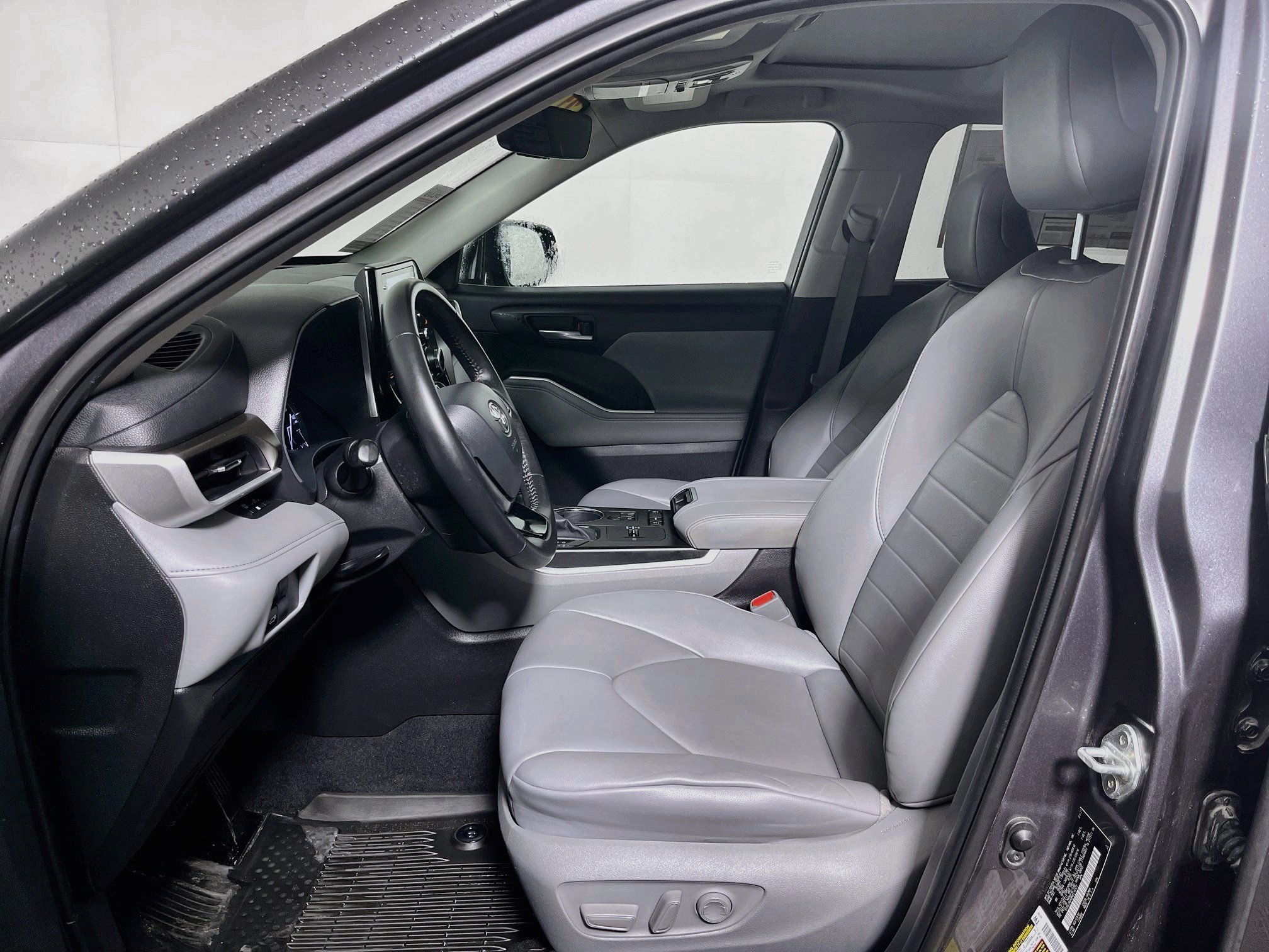 Used 2021 Toyota Highlander XLE FWD image 14