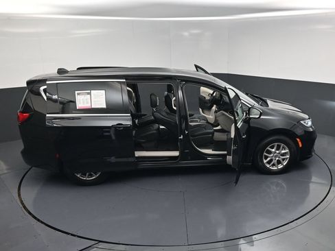 Used 2024 Chrysler Pacifica Touring-L FWD image 24