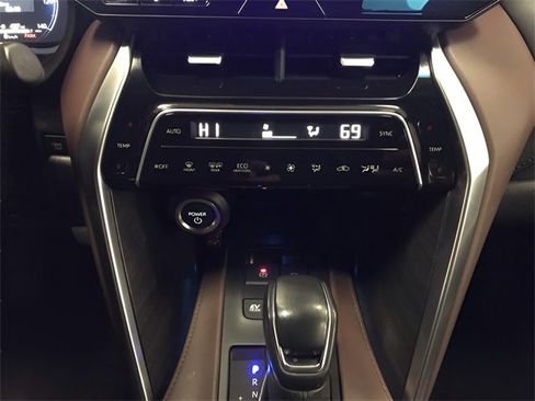 Used 2024 Toyota Venza Limited image 17