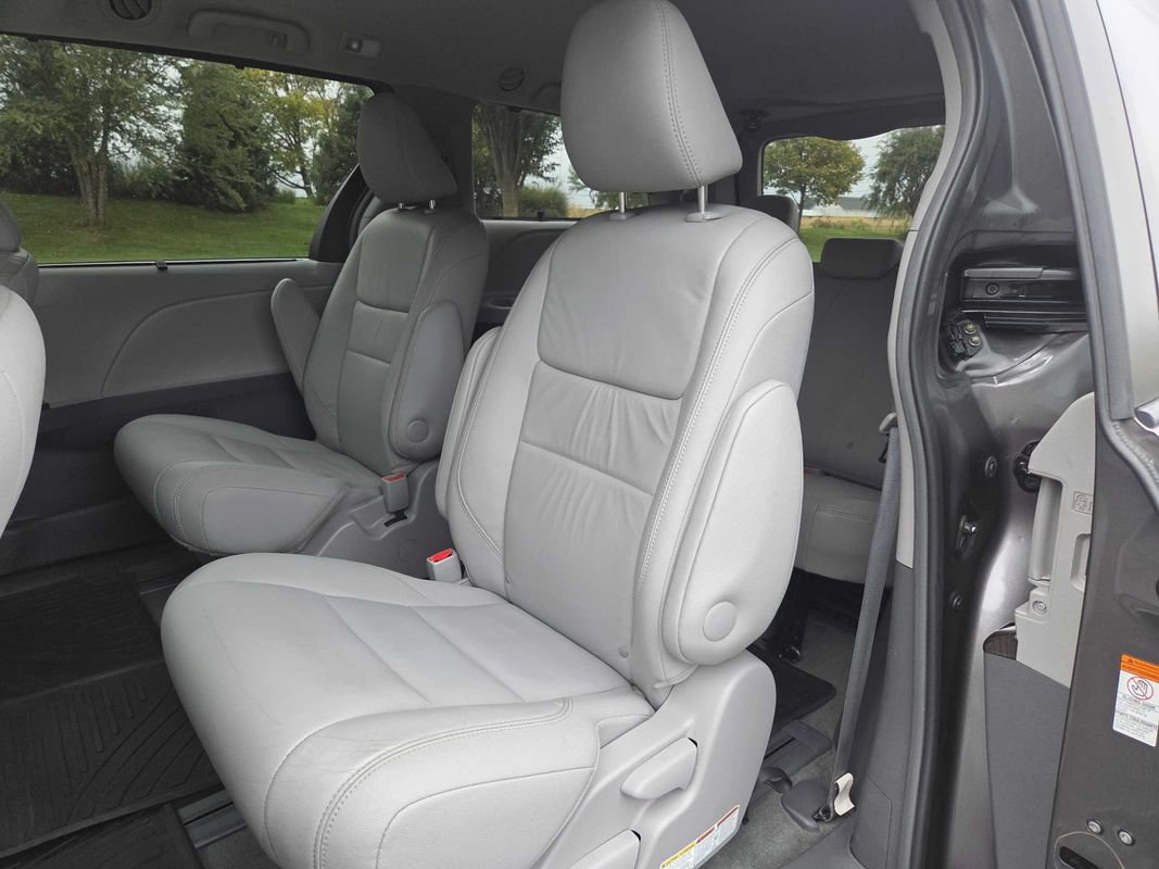 Used 2016 Toyota Sienna XLE w/ XLE Navigation Package AWD/4WD image 11