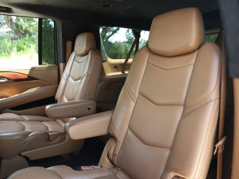 Used 2017 Cadillac Escalade ESV Platinum RWD image 8