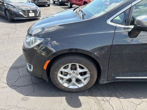 Used 2017 Chrysler Pacifica Limited FWD image 9