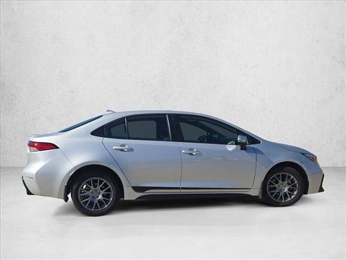 Used 2023 Toyota Corolla SE FWD image 3