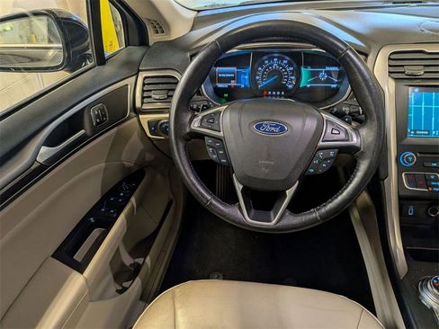 Used 2017 Ford Fusion SE w/ Fusion SE Technology Package image 19