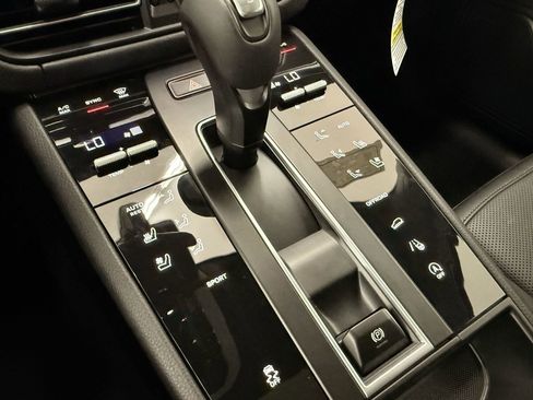 Certified 2025 Porsche Macan image 32