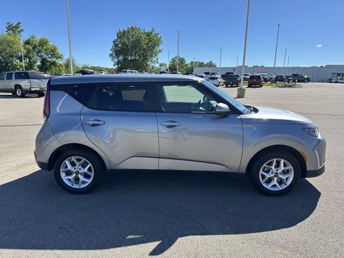 Used 2025 Kia Soul LX w/ LX Technology Package FWD image 11