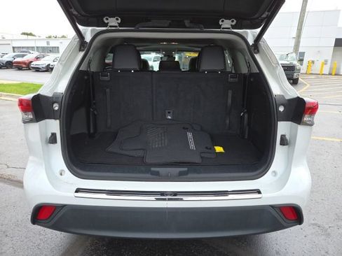 Used 2023 Toyota Highlander XLE AWD/4WD image 28