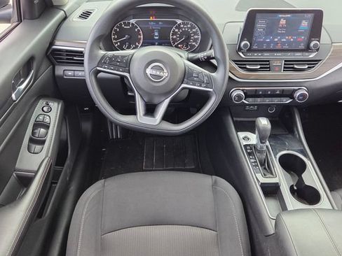 Used 2024 Nissan Altima 2.5 SV FWD image 7