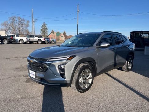 Used 2025 Chevrolet Trax LT w/ LT Convenience Package image 3