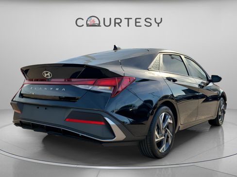 Used 2025 Hyundai Elantra Sport image 3
