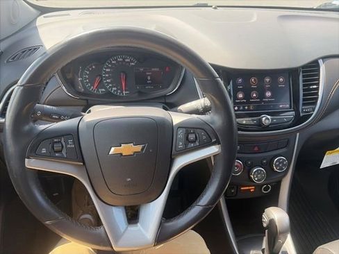 Used 2021 Chevrolet Trax LT w/ Premium Seat Package FWD image 10