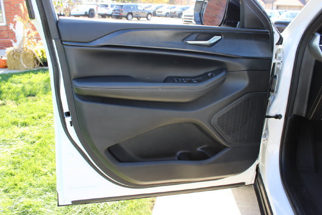 Used 2024 Jeep Grand Cherokee Altitude AWD/4WD image 7