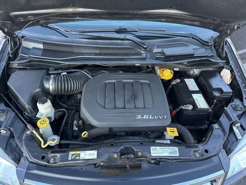 Used 2016 Chrysler Town & Country Touring w/ Driver Convenience Group image 25