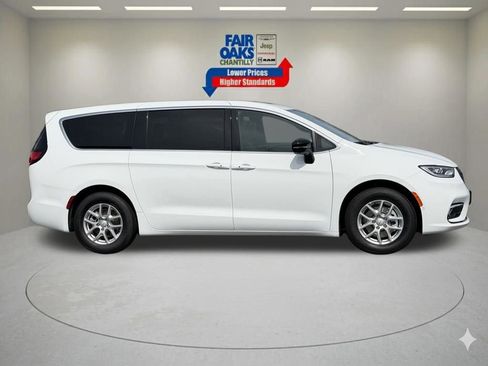 New 2026 Chrysler Pacifica Select FWD image 4
