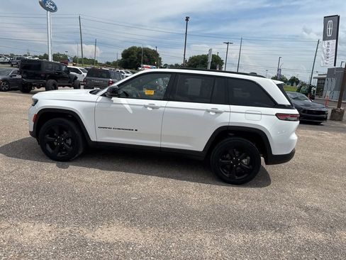 Used 2023 Jeep Grand Cherokee Altitude AWD/4WD image 11