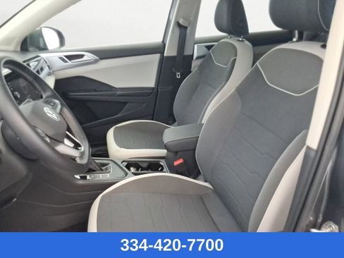 Certified 2025 Volkswagen Taos SE w/ Panoramic Sunroof Package image 12