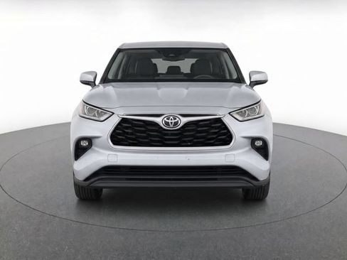 Used 2024 Toyota Highlander LE AWD/4WD image 2
