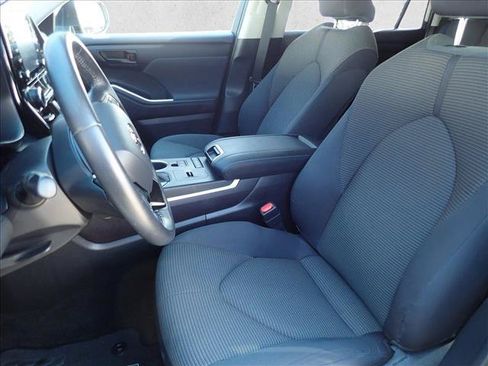 Used 2021 Toyota Highlander LE AWD/4WD image 12