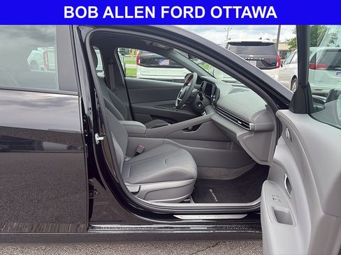 Used 2025 Hyundai Elantra SE FWD image 12