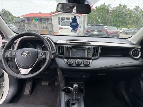 Used 2018 Toyota RAV4 LE FWD image 10