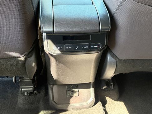 Used 2025 Toyota Highlander LE image 21
