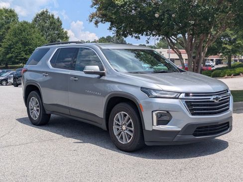 Used 2023 Chevrolet Traverse LT FWD image 2